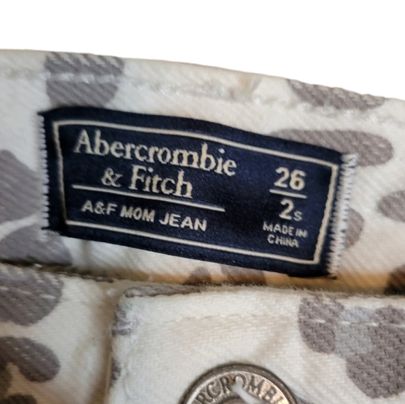 Abercrombie & Fitch Mom Jean in Grey Leopard Print - Picture 6 of 9
